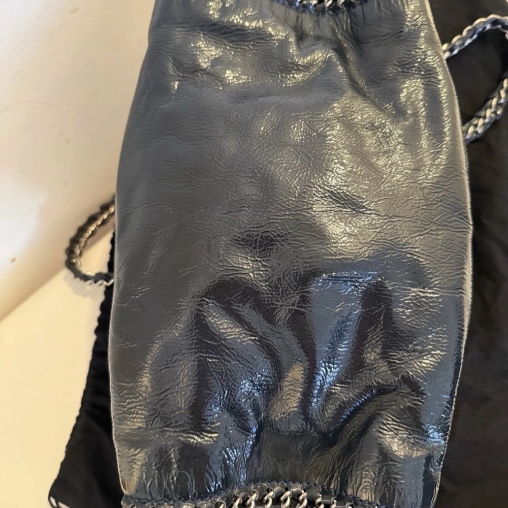 Authentic Chanel Navy Patent Bowling Bag
Chain Straps & Details zipper closure - Picture 4 of 16